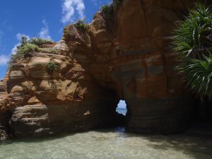 網取の無人のビーチ洞窟